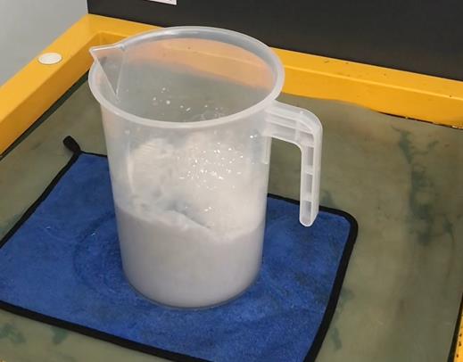 正在銅件精密件拋光清洗去氧化層